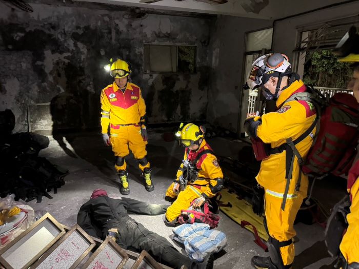《圖說》新北消年度「不間斷救援演練暨複訓」模擬演練無法脫困的患者，截肢前評估。〈消防局提供〉