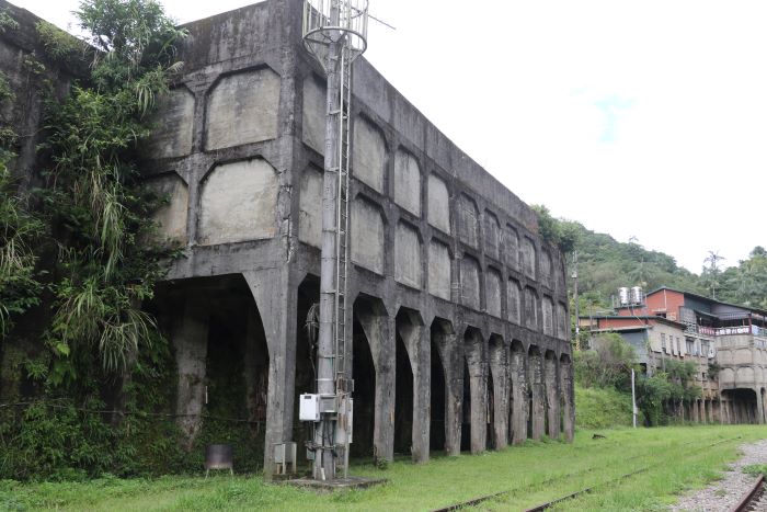 《圖說》位於平溪鐵道旁的卸煤櫃  留予後人追憶當年煤業的盛況。〈社會局提供〉