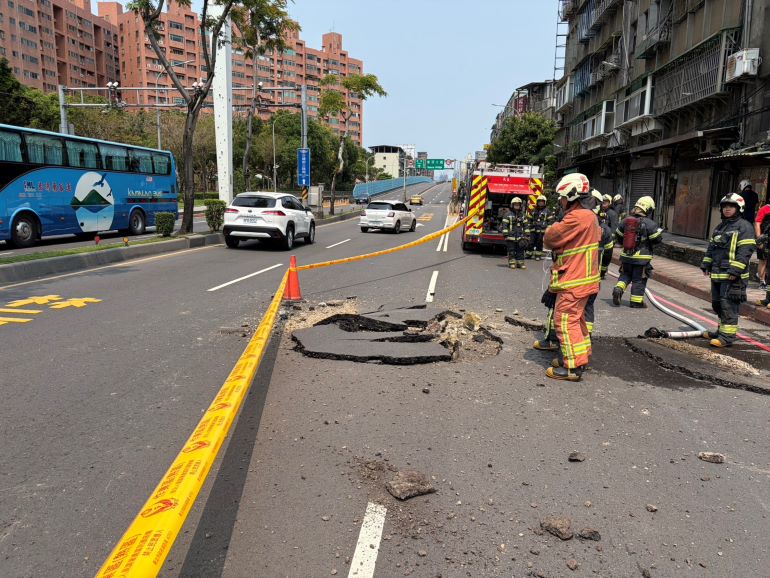《圖說》警消到場交管，通知交通局、工務局、區公所、台電、瓦斯、自來水公司到場處理。〈海山分局、消防局提供〉