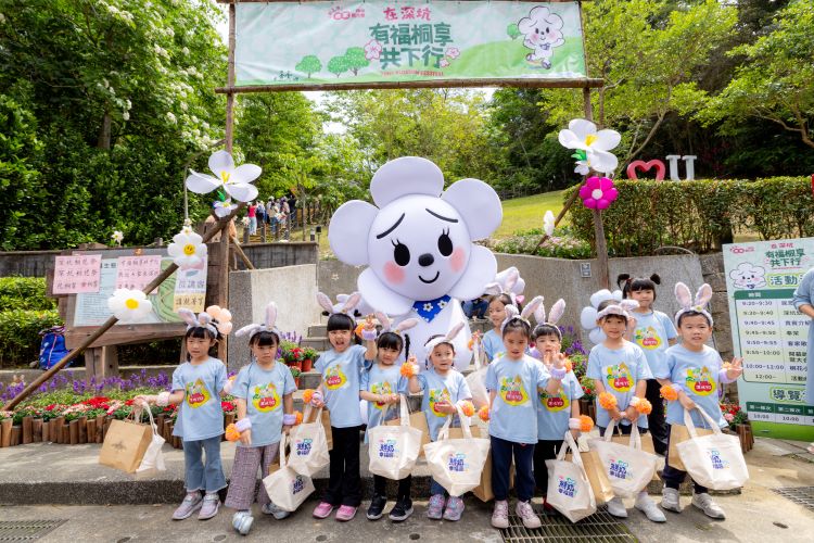 《圖說》「發桐醬」與深坑幼兒園小朋友一起桐樂。〈客家局提供〉