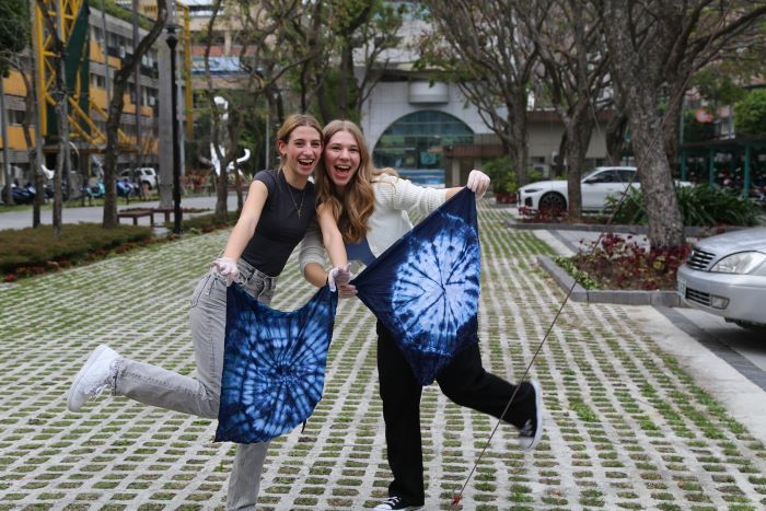 《圖說》新北市立永平高中姊妹校－德國文特瑞德中學，參與藍染課程，自製客家特色藍染方巾。〈客家局提供〉