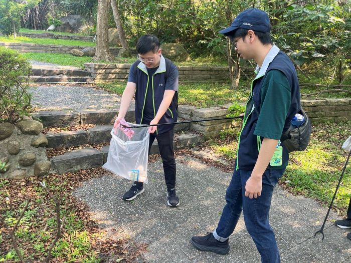 《圖說》台電同仁齊心清理大溝溪步道垃圾 以行動實踐守護山林精神。〈台電台北市區處提供〉