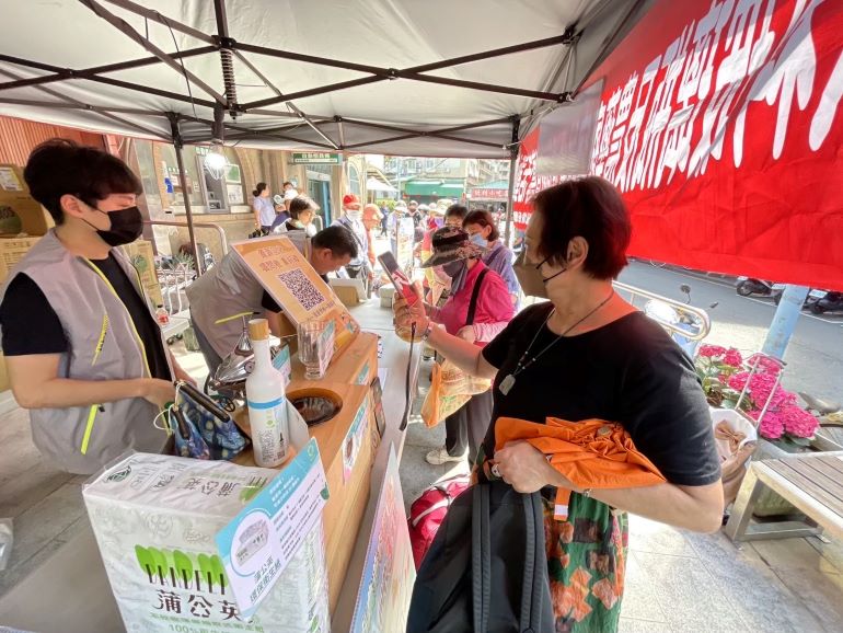 《圖說》市民朋友只要攜帶10個廢農藥容器或指定資源回收物至現場，即可兌換水晶肥皂、洗手乳、洗碗精等限量生活好禮。〈環保局提供〉