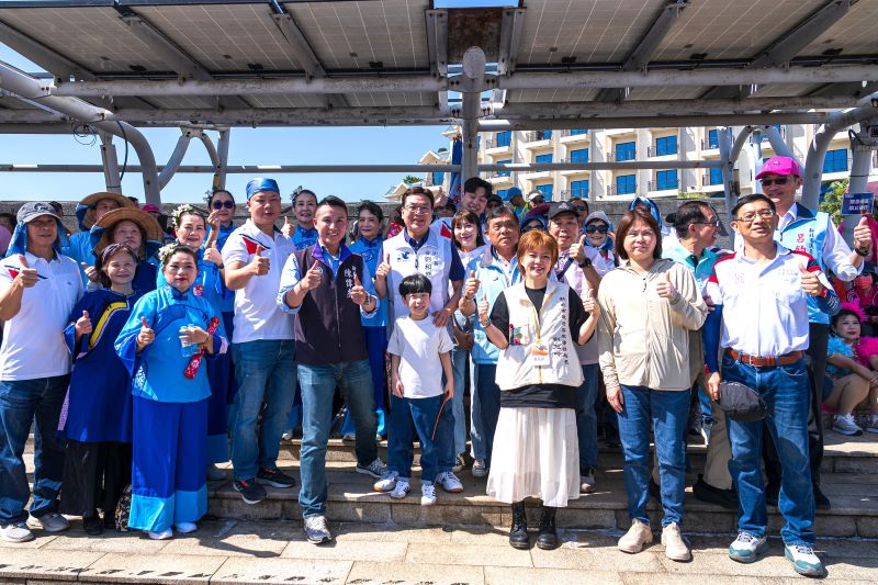 《圖說》新北市劉和然副市長與客家表演團隊合影。〈客家局提供〉