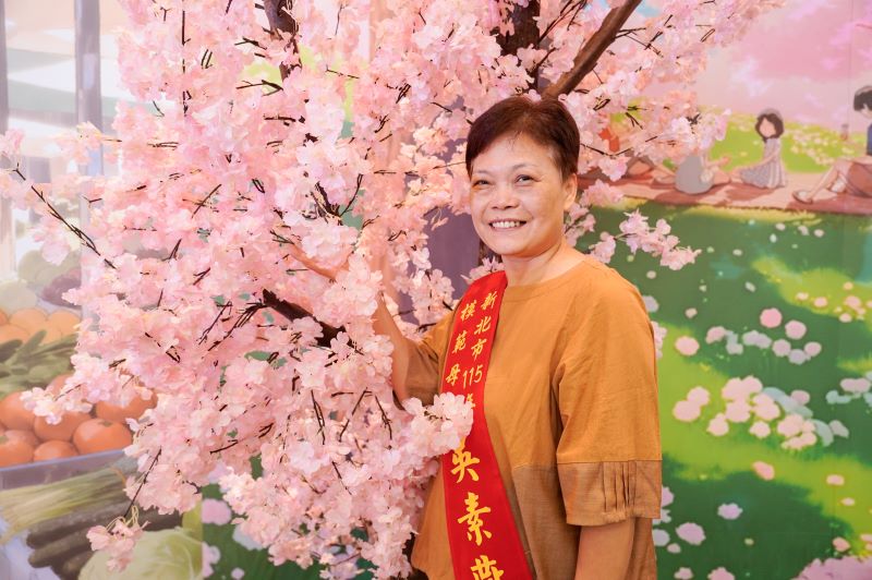 《圖說》土城區吳素燕守護重障女20載，並將小愛化為大愛，幫助其他特教家庭。〈社會局提供〉