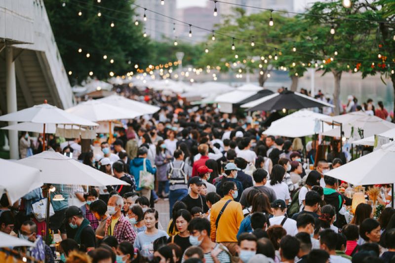 《圖說》活動周邊規劃特色市集與美食胖卡，包括經典小吃與異國美食，讓民眾在健走之餘也能品嚐美味，享受音樂與海風交織時光。〈民政局提供〉