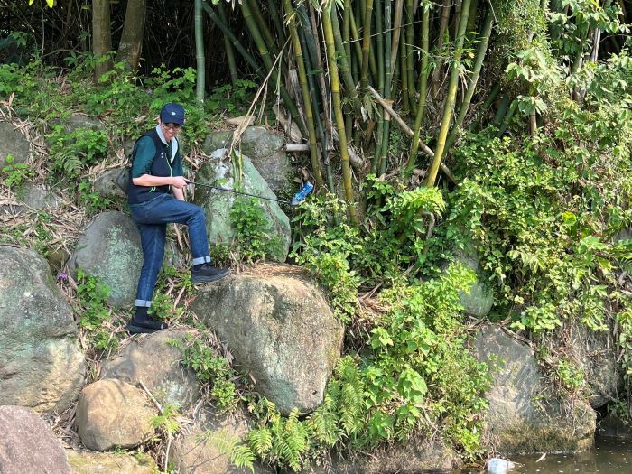 《圖說》台電同仁不畏艱難深入石縫撿拾廢棄物 還給山林純粹原貌。〈台電台北市區處提供〉 