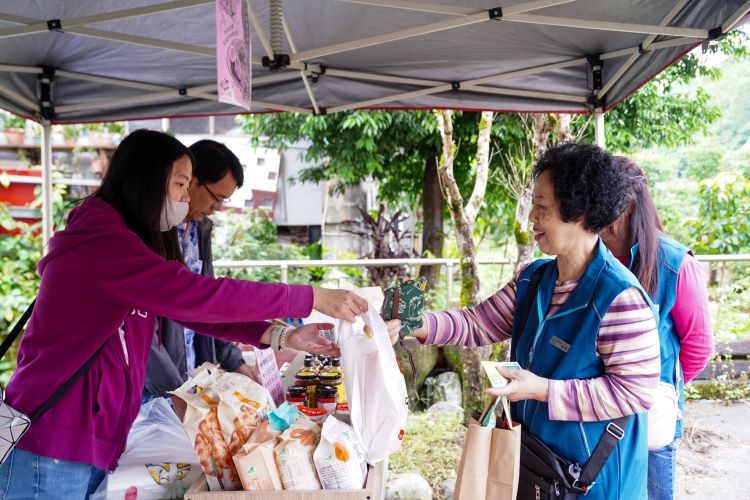 《圖說》新北珠蔥產地展售會集各區農會特產展售，販售珠蔥、綠竹筍、包種茶、蜂蜜等農產品。〈農業局提供〉