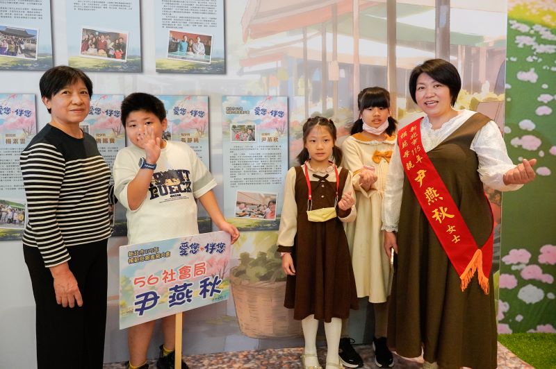 《圖說》最年輕的媽媽新店區新住民尹燕秋，帶著3名子女接受表揚。〈社會局提供〉