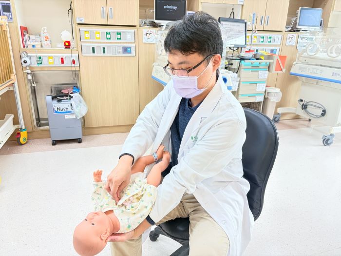 《圖說》「拍背壓胸法」正面壓胸5次,反覆進行至異物排出。〈土城醫院提供〉