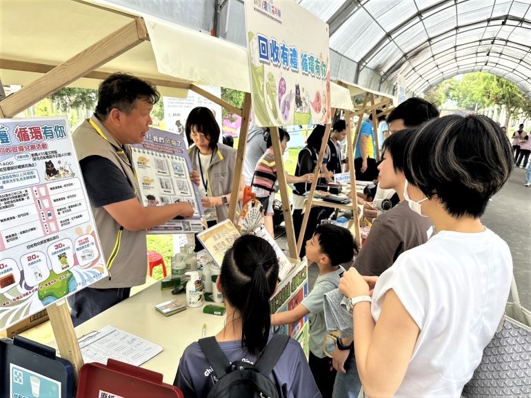 《圖說》活動結合互動益智遊戲，讓市民在挑戰環保知識問答的過程中邊玩邊學，學習正確的回收分類知識。〈環保局提供〉