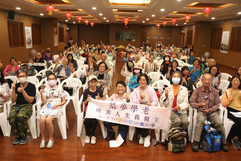 《圖說》新北市社會局「晚美人生我做主」系列講座,邀請活力橘健康公司執行長許雅婷談失智症照顧者的議題,吸引百位關心者到場聆聽。〈社會局提供〉