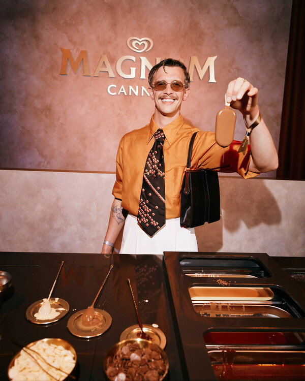Stephen Libby 於康城舉行的 House of Magnum® 推出慶祝貴賓慶功派對上，親手製作獨一無二的 Magnum® 雪糕