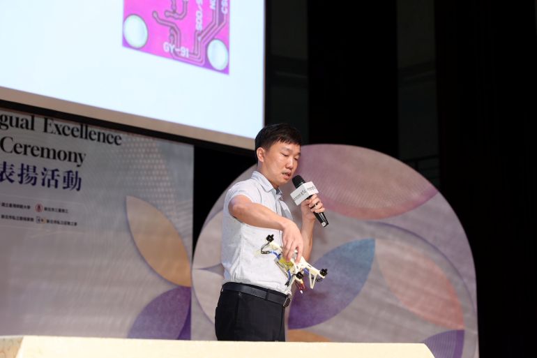 《圖說》新北高工電機科林健仁老師示範無人機雙語課程。〈教育局提供〉