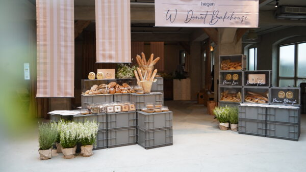 hegen打造期間限定概念空間「hegen Donut Bakehouse」,以溫暖烘焙坊氛圍呈現品牌理念。圖/業者提供