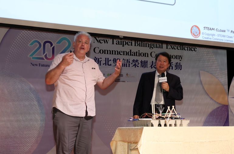 《圖說》矽谷技職教育中心資深科技教師Jim Burnham現場示範科技課程。〈教育局提供〉