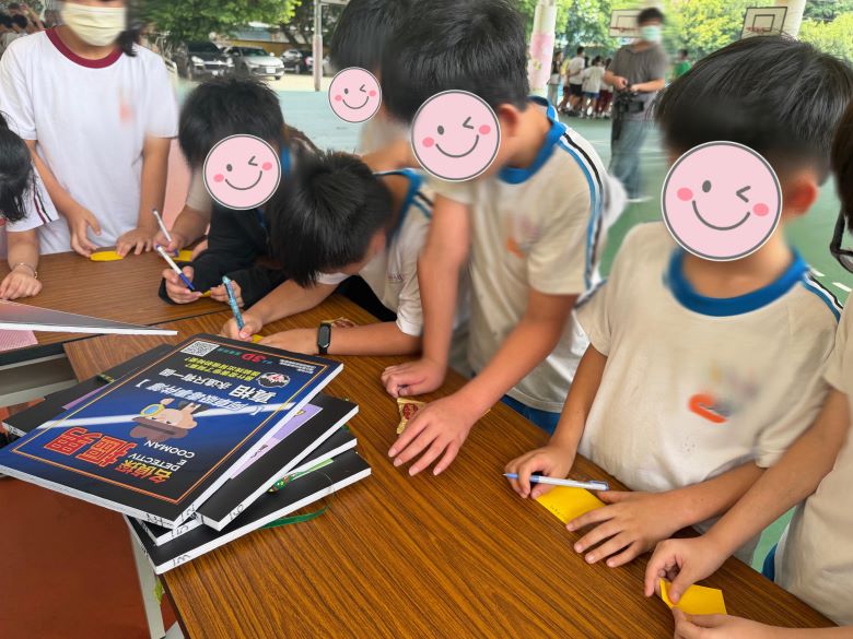 《圖說》新北市推動校園反毒,透過寓教於樂的圖書及藥師引導,讓學子在互動中建立正確的自我防護意識。〈衛生局提供〉