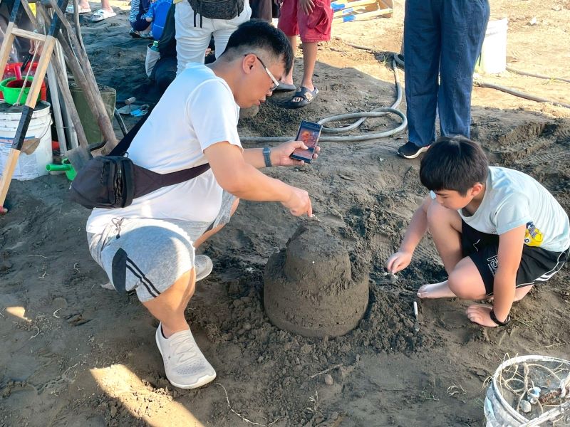 《圖說》親子一同體驗創作沙雕的樂趣。〈高灘處提供〉