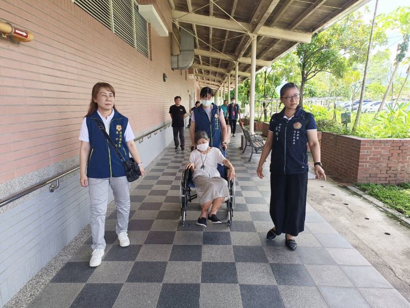 《圖說》陪伴榮民陳奶奶了解失智園區的生活環境。〈南投榮服處提供〉