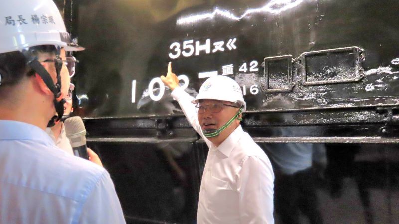 《圖說》侯友宜市長視察瑞三鑛業整煤場,由觀旅局長楊宗珉進行工程簡報。〈民政局提供〉