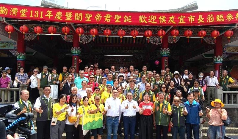 《圖說》侯友宜市長於九份勸濟堂參拜祈福,祈求地方平安。〈民政局提供〉