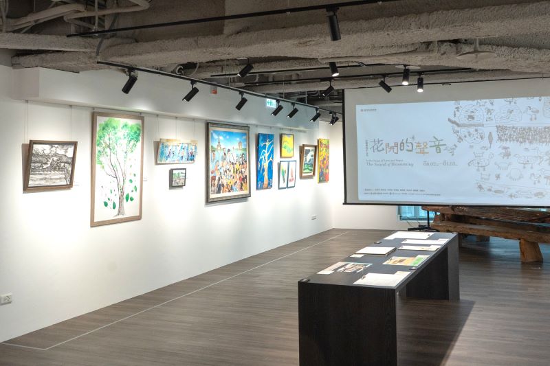 《圖說》「以愛與和平之名」年度系列《花開的聲音》特展,即日起在世界宗教博物館7樓「方寸之間」展出。〈宗博館提供〉