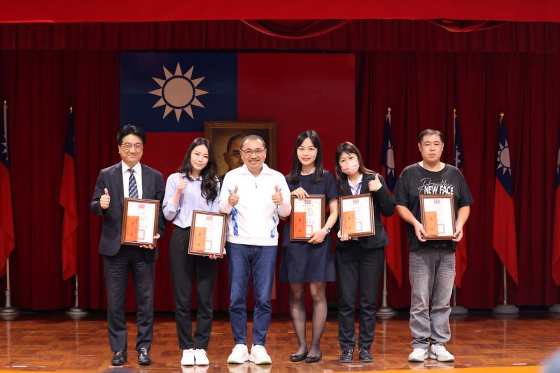 《圖說》市長侯友宜於治安會報頒獎表揚聯防金融機構及超商攔阻詐欺案件有功人員。〈警察局提供〉