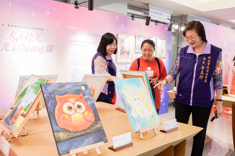 《圖說》婦女大學成果展除了動態,另有靜態展,右一社會局長李美珍。〈社會局提供〉