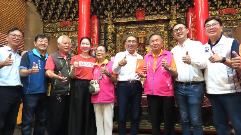 《圖說》侯友宜市長與市政團隊前往九份聖明宮參拜,感謝廟方公益慈善,守護居民。〈民政局提供〉