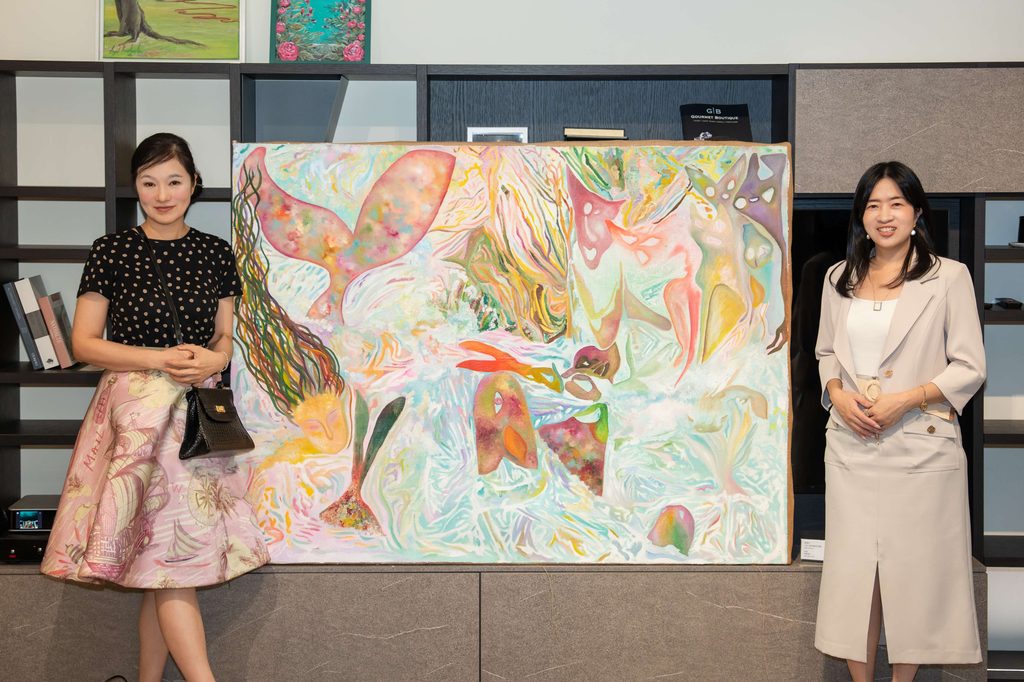 跨界藝術家張瑞竹(左)與「說說畫Art Studio」創辦人陳佳瑗(右)溫馨合影,共同展現靈性藝術之美。圖/ 說說畫Art Studio提供